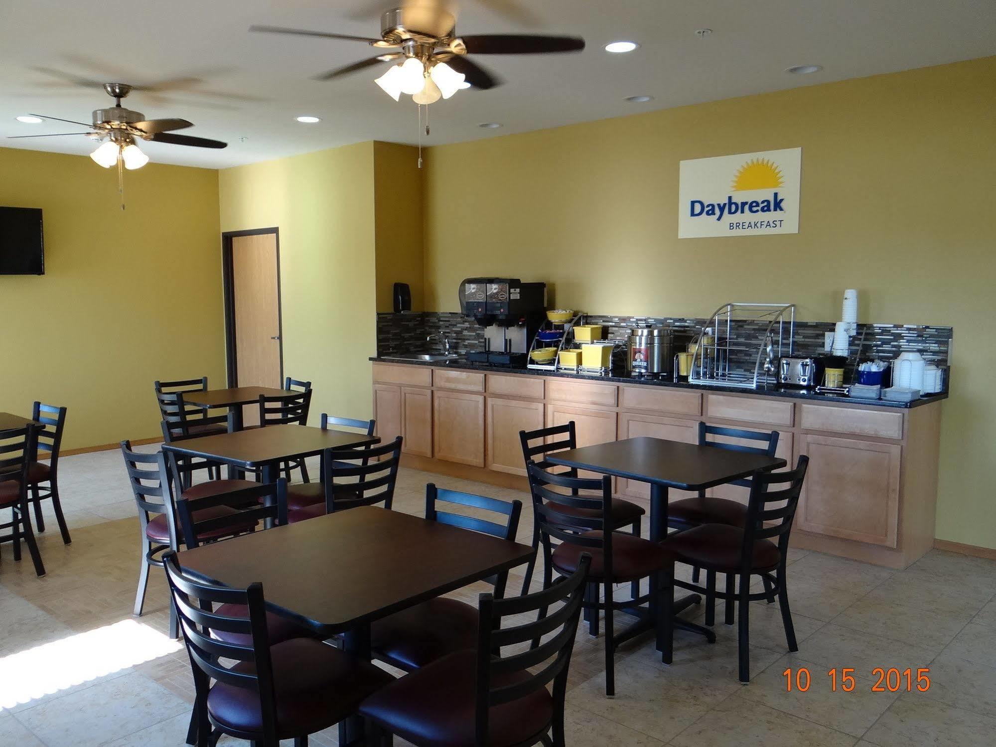 Days Inn & Suites By Wyndham El Dorado Екстериор снимка